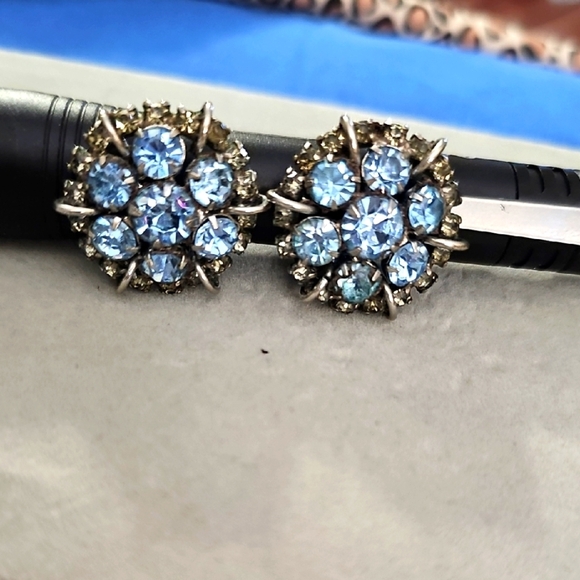 Kramer Jewelry - VINTAGE KRAMER CLIP ON EARRINGS